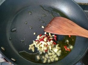 将生姜，辣椒爆香。
