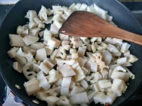 将藕倒入锅中，翻炒。