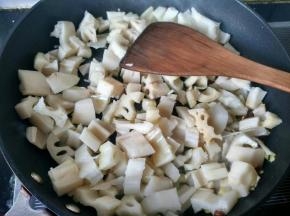 将藕倒入锅中，翻炒。