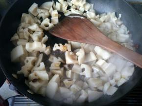 放盐，陈醋，翻炒。