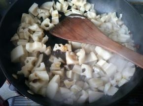 放盐，陈醋，翻炒。