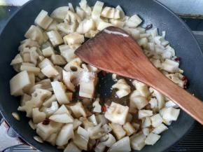 放白糖，翻炒均匀。