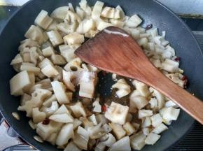 放白糖，翻炒均匀。