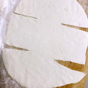 取一个面团，擀成长方形，并切成九宫格