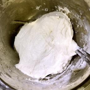 面粉用温水搅拌均匀，盖盖子醒30分钟