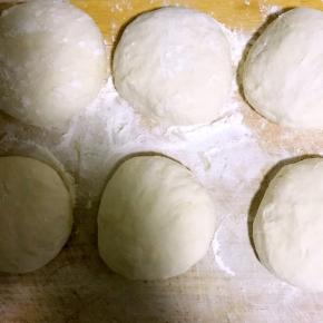 醒好的面粉分成均匀的面团