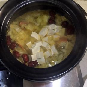 放入豆腐，大火煮沸后，小火煮半小时，豆腐可以入味些