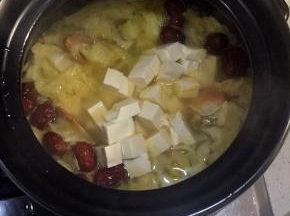放入豆腐，大火煮沸后，小火煮半小时，豆腐可以入味些