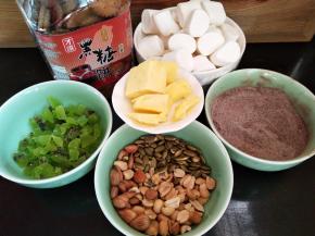 材料准备好，奶粉和可可粉混合过筛