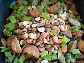 饼干，果脯和坚果放入烤盘