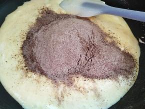 可可粉和奶粉倒入锅里