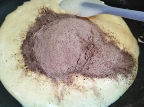 可可粉和奶粉倒入锅里
