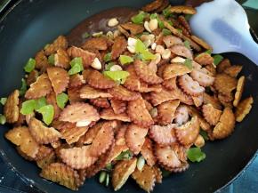 饼干、果脯和坚果倒入锅里