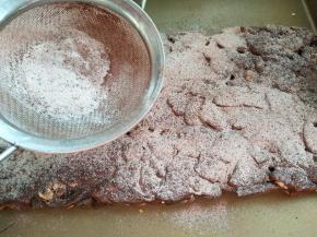 温热的时候表面晒可可粉和奶粉