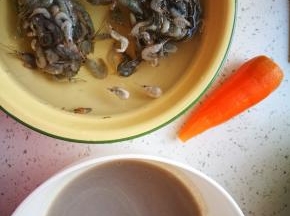 河虾洗净，黑豆，黄豆，红豆豆浆，胡萝卜