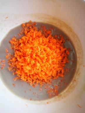 胡萝卜切细，放入豆浆中，搅拌均匀放入微波炉转熟