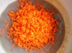 胡萝卜切细，放入豆浆中，搅拌均匀放入微波炉转熟