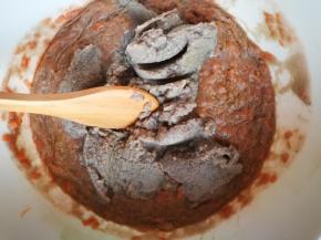 豆渣放进胡萝卜豆浆中，搅拌均匀