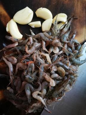 大蒜放到煎饼里很香，不喜欢大蒜的就不要放！大蒜和河虾一起剁碎