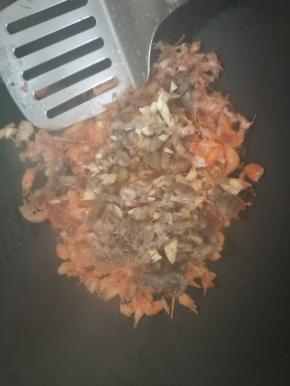 锅烧热，放入河虾，翻炒，要炒焦，河虾才会鲜香，河虾的皮不炒焦，非常影响口感，而且虾皮会粘在口腔里