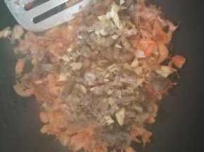 锅烧热，放入河虾，翻炒，要炒焦，河虾才会鲜香，河虾的皮不炒焦，非常影响口感，而且虾皮会粘在口腔里