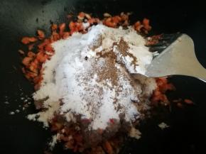 放置温热，倒入面粉，盐，生抽，黑胡椒粉，拌匀