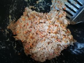 面粉要放到面糊成团，不然入锅会散，搅拌均匀