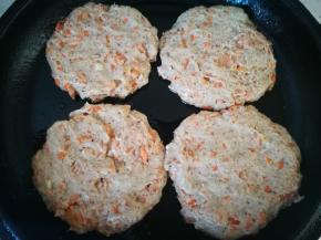 平底锅烧热，倒油，手上粘水，面糊团好，放入锅中按扁