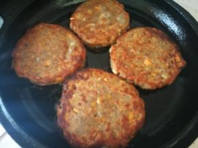 小火煎3--4分钟，焦黄后翻面，继续煎5分钟左右，熟了起锅