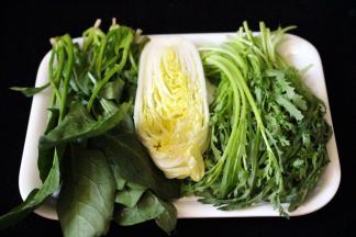 茼蒿、菠菜和大白菜洗净备用