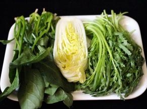 茼蒿、菠菜和大白菜洗净备用