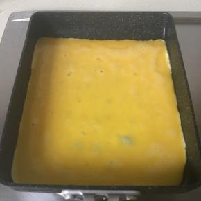 放入蛋液，中火至凝固