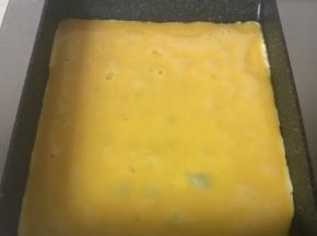 放入蛋液，中火至凝固