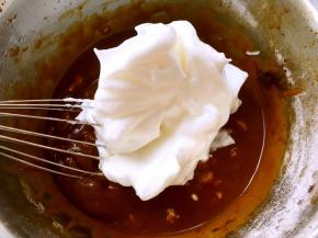 烤箱预热160度，将打发好的蛋白分次加到蛋黄糊中翻拌均匀，防止蛋白消泡，可以先用蛋抽翻拌，最后再用刮刀翻拌均匀