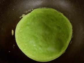 加热至中间鼓泡泡，用刮刀在边缘刮一下，边缘翘起，之后取出放一旁凉透，面糊正好能摊6张饼皮