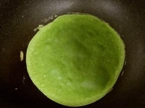 加热至中间鼓泡泡，用刮刀在边缘刮一下，边缘翘起，之后取出放一旁凉透，面糊正好能摊6张饼皮