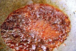 用鸳鸯锅的另一边加入花生油烧热、把麻辣调料煸炒出红油和香味、因为这个鸳鸯锅是干烧不裂的、耐急冷、急热性能超强、陶瓷表面光泽均匀、釉质稠密饱满、长期使用不开裂、易清洗、又不易粘附食物、而且还有抗异味的功效哟、说了这么多了、老公等急了、咱们还是开涮吧