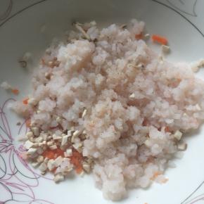 虾仁、萝卜丁和香菇丁加盐、黄酒和胡椒粉搅拌均匀