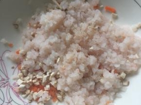 虾仁、萝卜丁和香菇丁加盐、黄酒和胡椒粉搅拌均匀