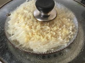 锅中水烧开，把金针菇放入隔水蒸七分钟