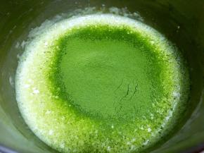 过筛抹茶粉搅拌均匀
