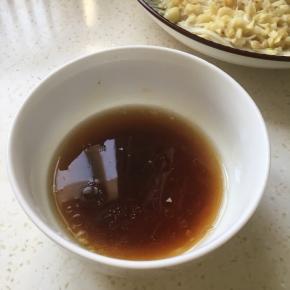 加生抽和香油调好汁