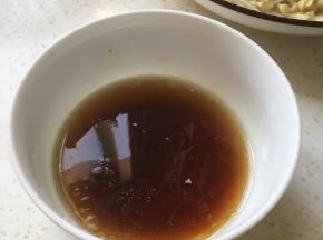 加生抽和香油调好汁