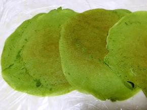 将三张饼皮连在一起，煎的一面超上，饼皮底下铺上保鲜膜