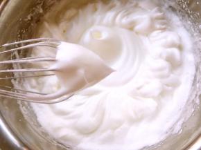 蛋白加几滴柠檬汁，分次加入砂糖打发至干性发泡