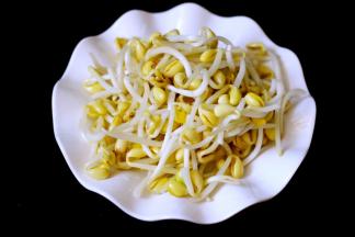 黄豆芽摘洗干净后备用红蟹鱼去除五脏洗净备用