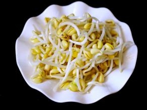黄豆芽摘洗干净后备用红蟹鱼去除五脏洗净备用