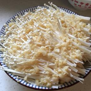 把炒好的蒜蓉放金针上