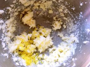 加入柠檬皮碎跟盐继续打发均匀