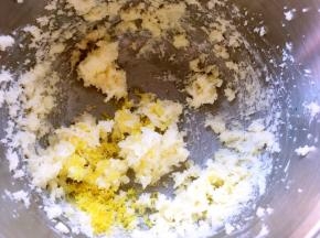 加入柠檬皮碎跟盐继续打发均匀